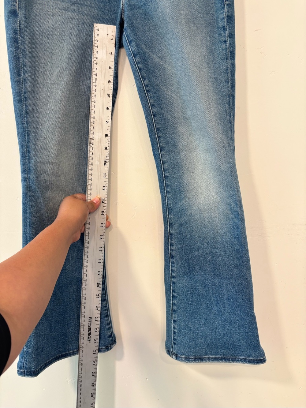 MOTHER The Patch Pocket Weekender Mid Rise Flare Jeans Poppin Wheelies Size 28 - Picture 3 of 7